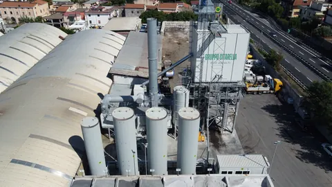 Vista ravvicinata dell'impianto Eco Asfalti e dei silos